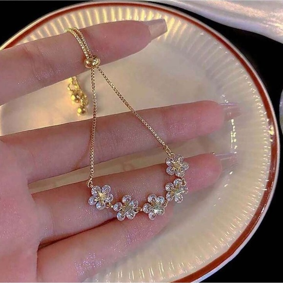 Brick Inlaid Cubic Zirconia Snowflake/Flower Bracelet - Picture 4 of 6